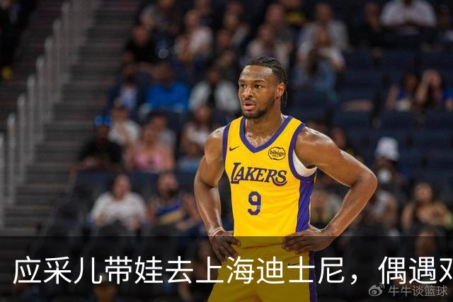 应采儿带娃去上海迪士尼，偶遇邓超，两人关系不错，站在一起热聊